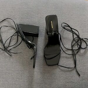 BLACK WIDE SQUARE TOE STRAPPY HEELED SANDALS